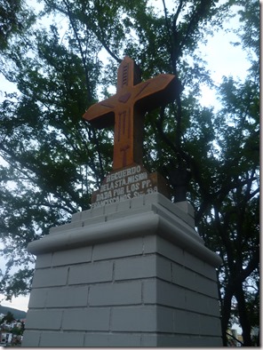 Cruz instaurada por los franciscanos en 1909, con simbolos referentes al esclavo, y la mano negra, en el cerro de la cruz.