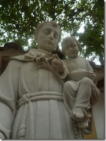 Escultura de san Antonio de Padua en el interior del  monasterio Santa Clara