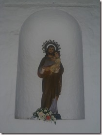 Escultura de santo en capilla colonial
